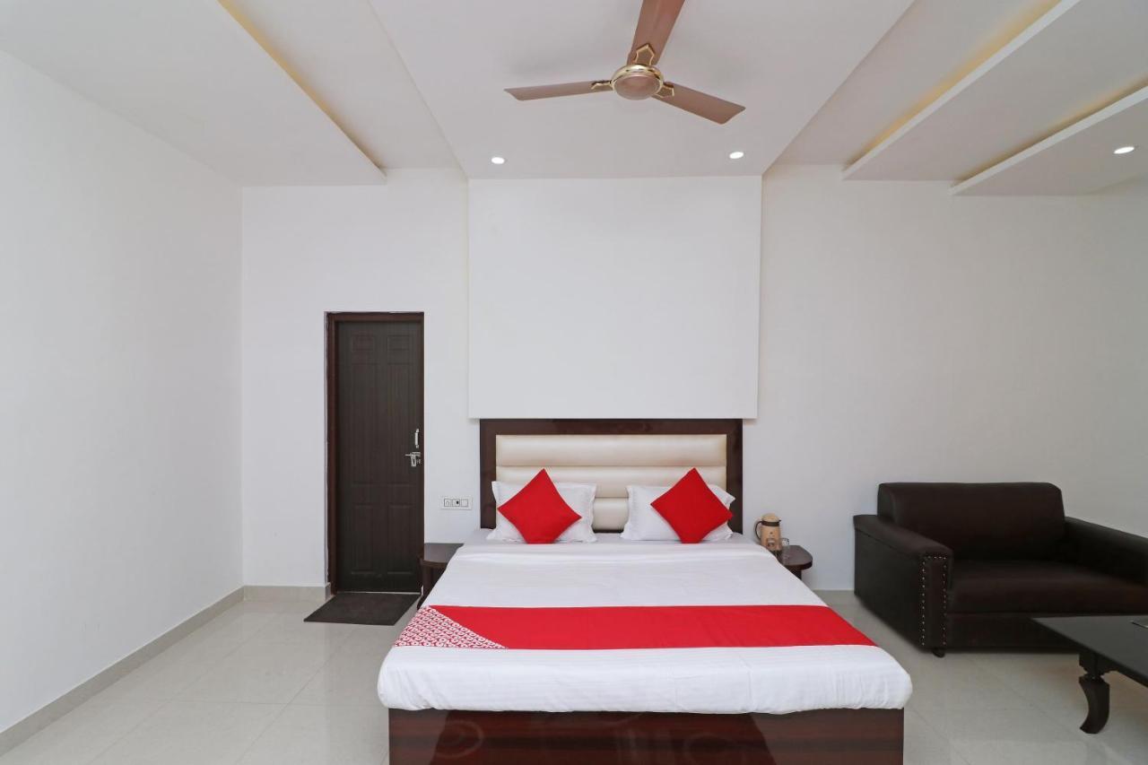 Oyo 29755 Hotel Jammu Airlines Exteriör bild